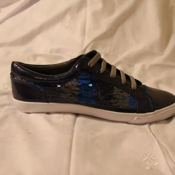 SHOES - Picture 2 of 3